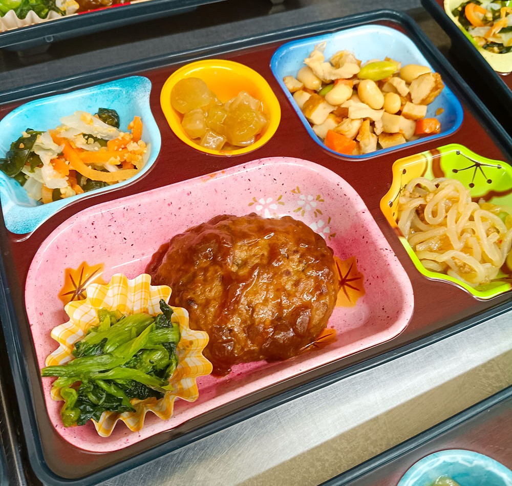 今日は「オニオンソースハンバーグ」です♪♪