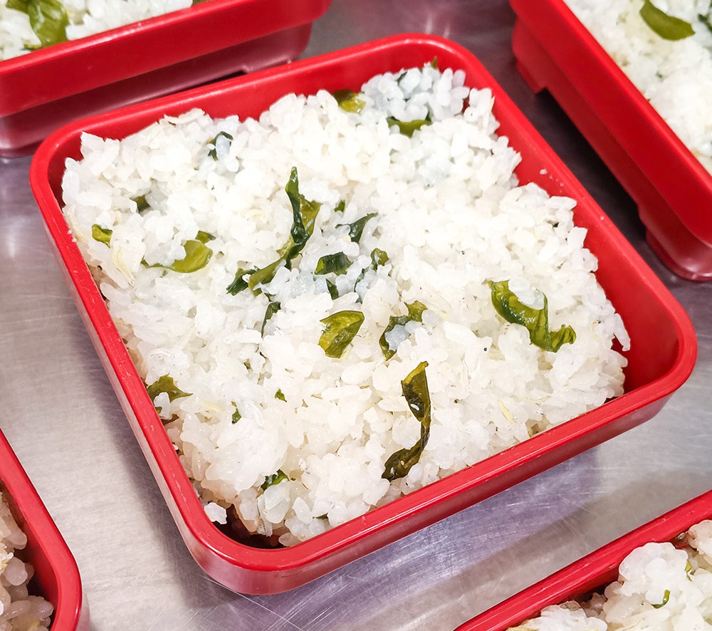 今日は「しらすご飯」です♪