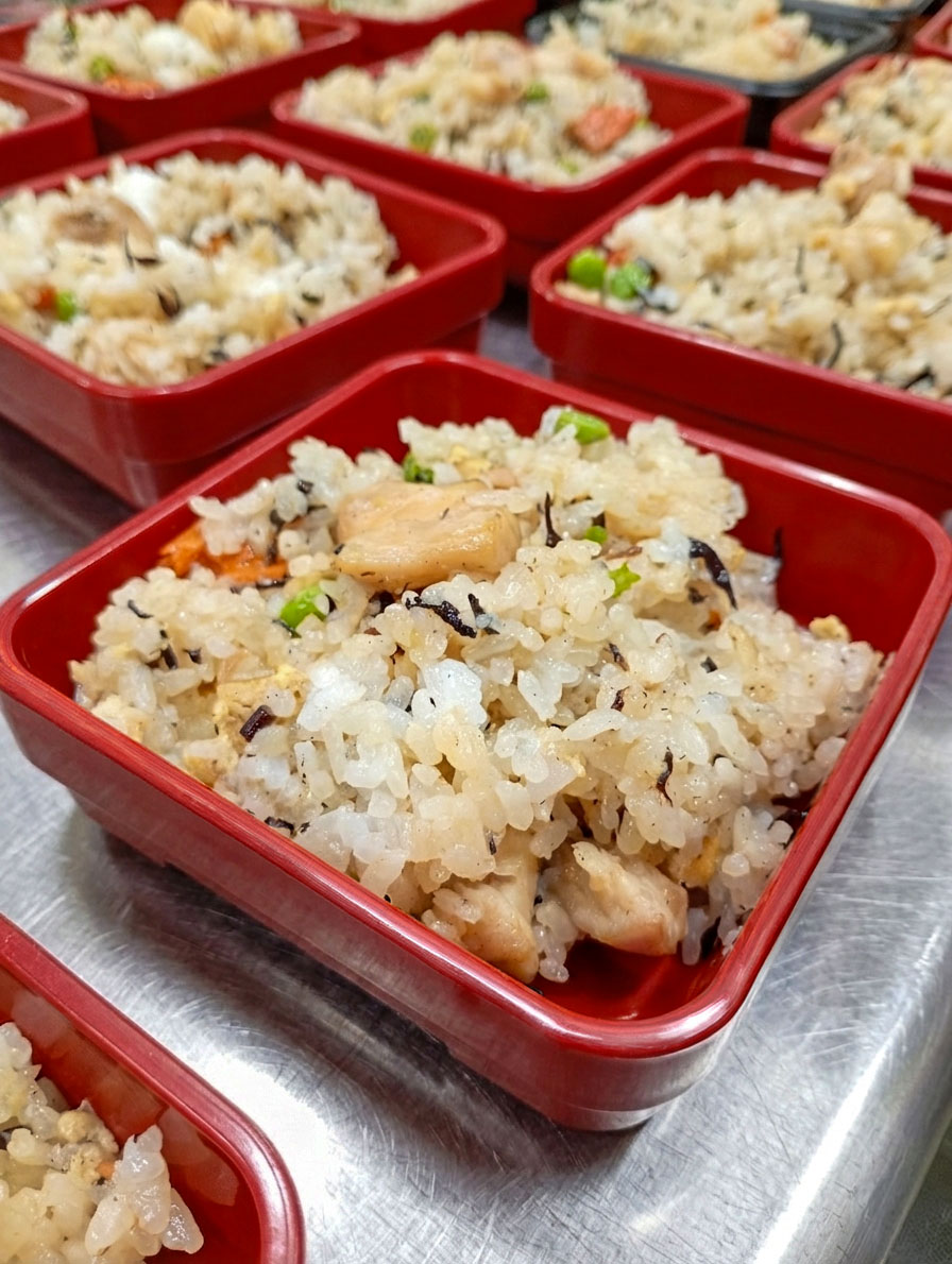 今日は「鶏五目ごはん」です♪